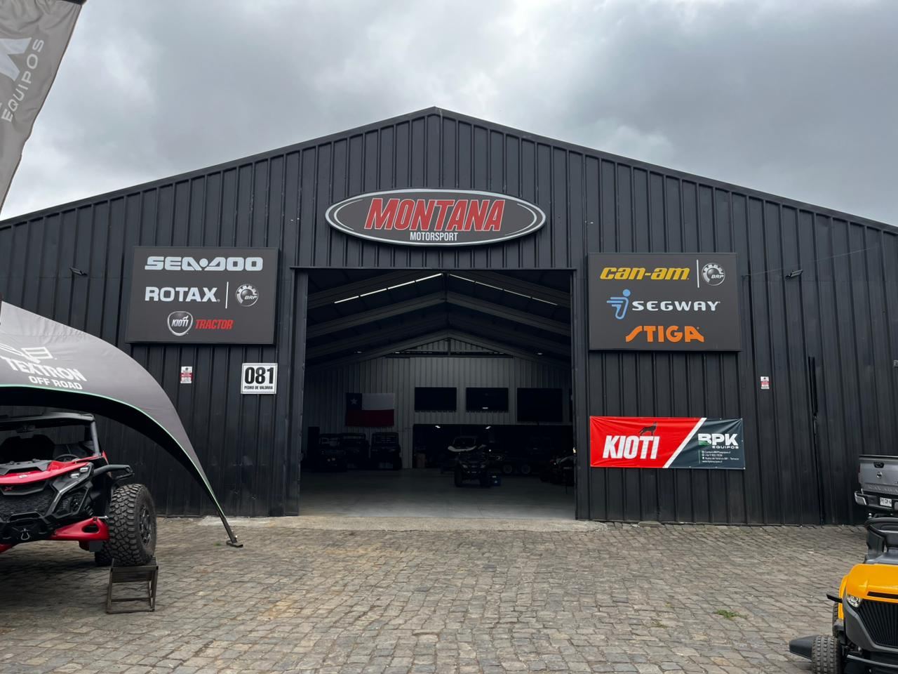 Letreros de marcas en la entrada de Montaña Motorsport