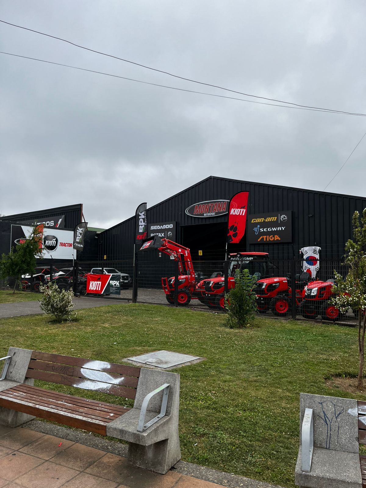 Patio exterior de Montaña Motorsport con tractores Kioti en exhibición